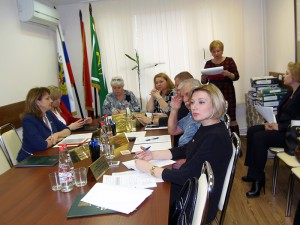 Депутат муниципального округа Мария Гаврилина ( на первом плане справа) 
