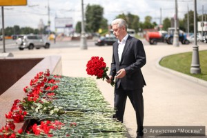 Букет роз от Сергея Собянина был перевязан чёрной траурной лентой