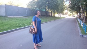 Нина Логинова показывает расширенную дорогу во дворе дома