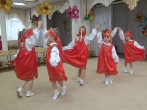 Участники из дошкольного отделения № 2 школы № 556 показали жюри танец дружбы
