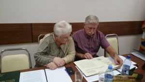 Депутаты Бородина и Гришин рассматривают документы Губарева