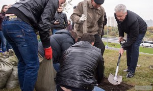 Сергей Собянин принял участие в высадке деревьев наравне с жителями