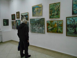 В качестве экспонатов представлены живописные работы Наталии Янковской, а также коллекции открыток Татьяны Баценко, а также открытки, выполненные студентами МГУТУ