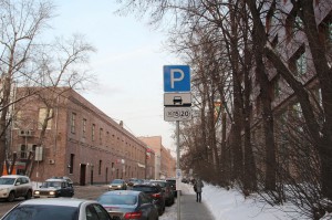 Столичные автомобилисты в праздничные дни февраля смогут бесплатно парковаться на всех улицах