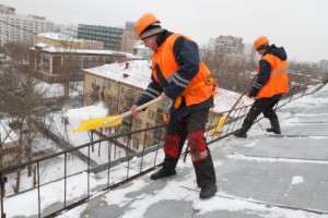 В районе Чертаново Центральное крыши от наледи очищают в установленные законом сроки