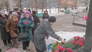 Участники митинга возложили цветы к мемориалу в парке 30-летия Победы
