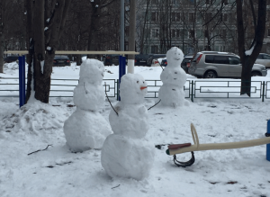 Дети и взрослые слепили фигуры снеговиков в последние дни зимы 