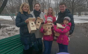Жители района Чертаново Центральное приняли участие в экологической акции по установке скворечников 