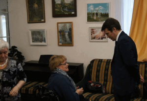 Сотрудники центра соцобслуживания «Чертаново» оказывают регулярную помощь маломобильным гражданам и инвалидам