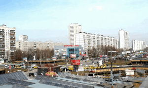 Вид на улицу Красного Маяка и станцию метро "Пражская"