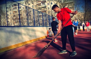 Уборку на баскетбольной площадке в районе Чертаново Центральное провели члены молодежной палаты