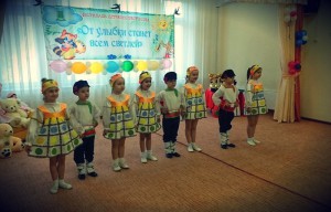 Юные жители района Чертаново Центральное приняли участие в фестивале творчества "От улыбки станет всем светлей" 