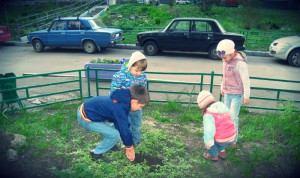 Юные жители района Чертаново Центральное также приняли участие в высадке деревьев 