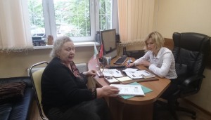 Депутат Мария Гаврилина во время общения с жителями района 