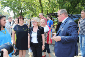      Префект ЮАО Алексей Челышев (справа) и депутат Госдумы Елена Панина (третья слева)
