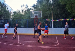 Баскетбольный матч на площадке в районе Чертаново Центральное