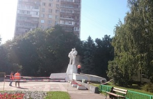 Памятник "Интеркосмос" на улице Красного Маяка 