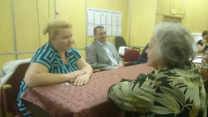 Анна Гурова общается с жителями после встречи 