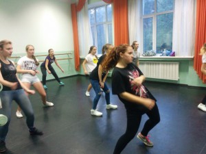 Подростки района Чертаново Центральное на уроке танцев