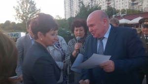 Глава управы Владимир Михеев вручает благодарственное письмо Нине Пожаровой 