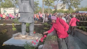 Жители района возложили к памятнику цветы
