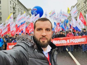 Депутат Сергей Полозов на праздничном шествии «Мы едины!»