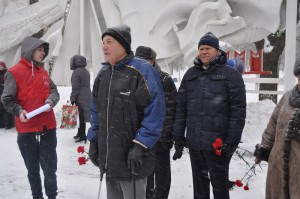 Ветеран Великой Отечественной войны Феликс Григорьевич Афанасьев (в центре) на торжественном митинге