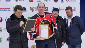 Депутат Сергей Полозов (крайний справа) на мастер-классе по хоккею
