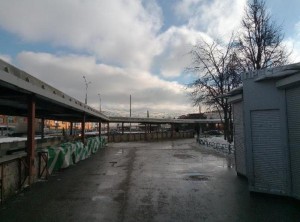 Очищенная от снега территории возле метро "Пражская"