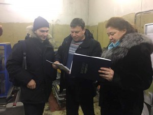 Депутат Сергей Жабин на приеме лифта в доме по улице Красного Маяка