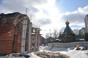 Работы по строительству храма проходят на территории района