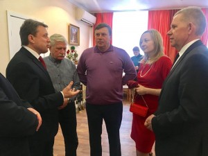 Сергей Жабин (в центре) и другие депутаты на встрече с Анатолием Выборным