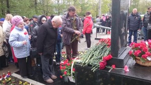 Сергей Жабин возлагает цветы с участником войны Анатолием Северухиным