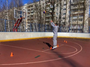 Председатель молодежной палаты района Дмитрий Миронов проводит баскетбольные игры среди местных спортсменов 