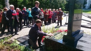 Депутаты возлагают цветы к памятнику