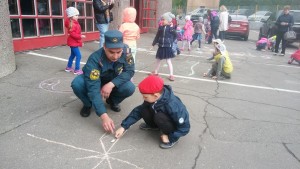 Дети на встрече с пожарными.