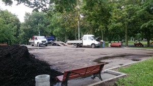 Благоустроительные работы ведут в парке 30-летия Победы