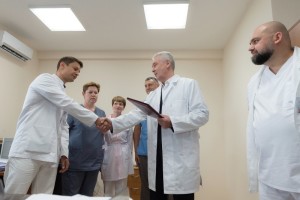 Собянин поблагодарил хирургов ГКБ им. Юдина за проведение уникальной операции мальчику из Дагестана