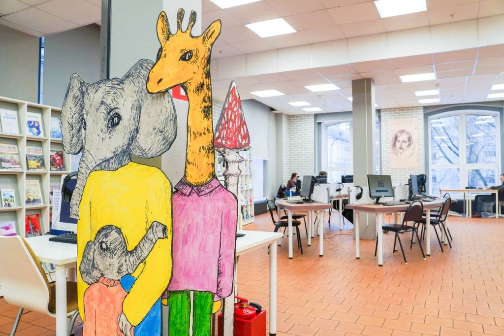 Представители Детского книжного клуба «Почитай-ка» проведут тематическую встречу в библиотеке №143. Фото: Ксения Догонашева, «Вечерняя Москва»