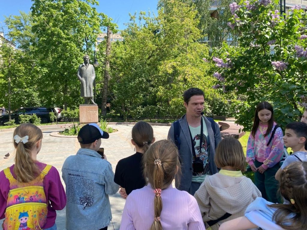 Четвероклассники школы №1582 познакомились с историей и архитектурой Патриарших прудов и Спиридоновки. Фото: официаоьная страница школы №1582 в социальных сетях