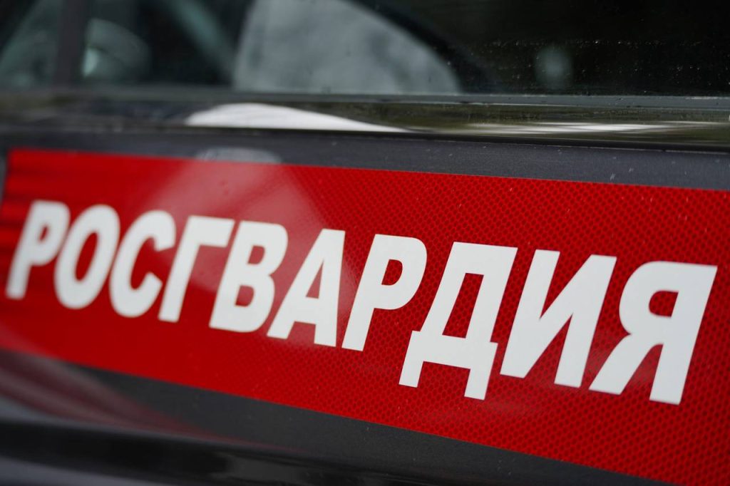 При поддержке спецназа Росгвардии задержан подозреваемый в незаконном хранении огнестрельного оружия, боеприпасов и взрывчатых веществ. Фото: пресс-служба УВО Росгвардии по Москве 