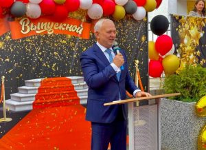 Председатель Общественного совета при УВД по ЮАО Харис Ильясов проверил работу полиции в ходе выпускных вечеров. Фото: пресс-служба УВД по ЮАО ГУ МВД России по г. Москве       