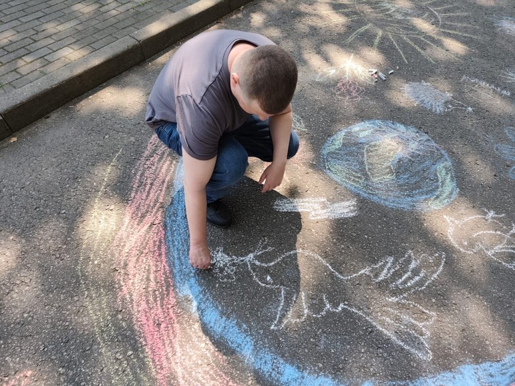 Конкурс рисунка на асфальте провели для подопечных СД «Чертаново». Фото: официальная страница Социального дома «Чертаново» в социальных сетях