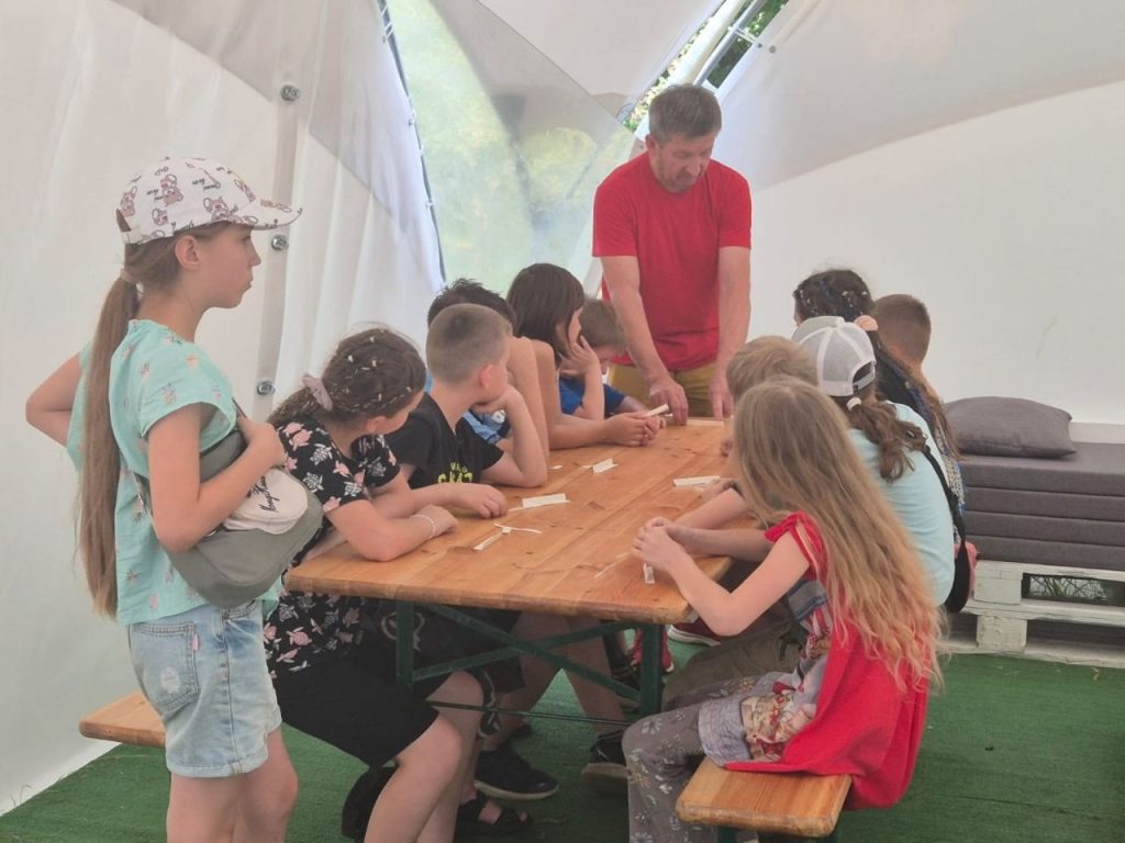 Юные жители Чертанова Центрального поучаствовали в мастер-классе по авиамоделированию. Фото: официальная страница управы района Чертаново Центральное в социальных сетях