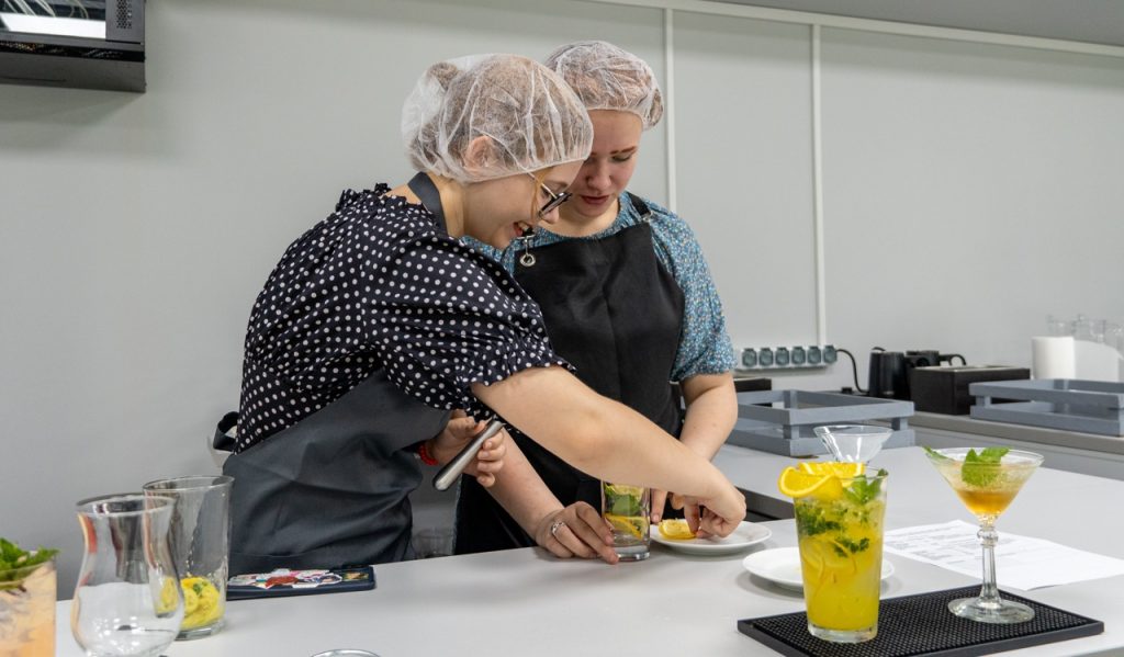 Летние профессиональные пробы для молодежи проводят в Пищевом колледже №33. Фото: официальная страница Пищевого колледжа №33 в социальных сетях