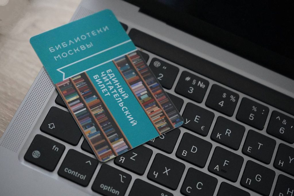 Выставку «А что там – в Зазеркалье?» анонсировали сотрудники библиотеки №151. Фото: Анна Быкова, «Вечерняя Москва»