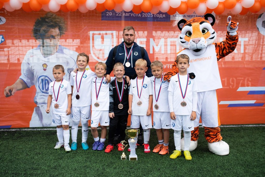 Две команды мальчиков ФШ «Чертаново» стали призерами VII Детского футбольного фестиваля «Чемпионат» имени Александра Мостового. Фото: страница ФШ «Чертаново» в социальных сетях.