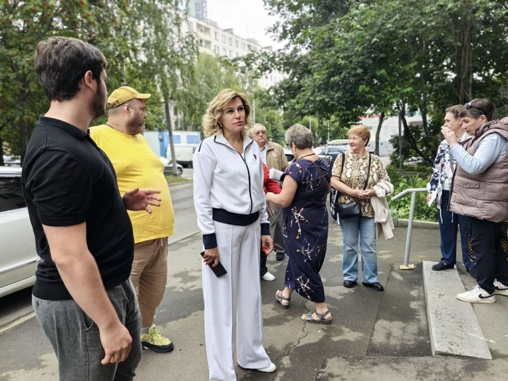 Глава управы провела обход в Чертанове Центральном. Фото: официальная страница управы района Чертаново Центральное в социальных сетях