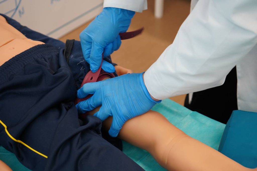 Ученики школы №556 отработали навыки оказания первой помощи при кровотечениях. Фото: Анна Быкова, «Вечерняя Москва»