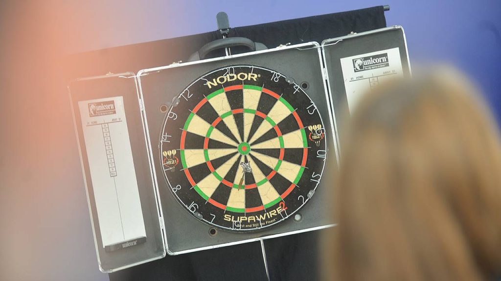 Турнир по дартсу анонсировали сотрудники управы Чертанова Центрального. Фото: Александр Кочубей, «Вечерняя Москва»